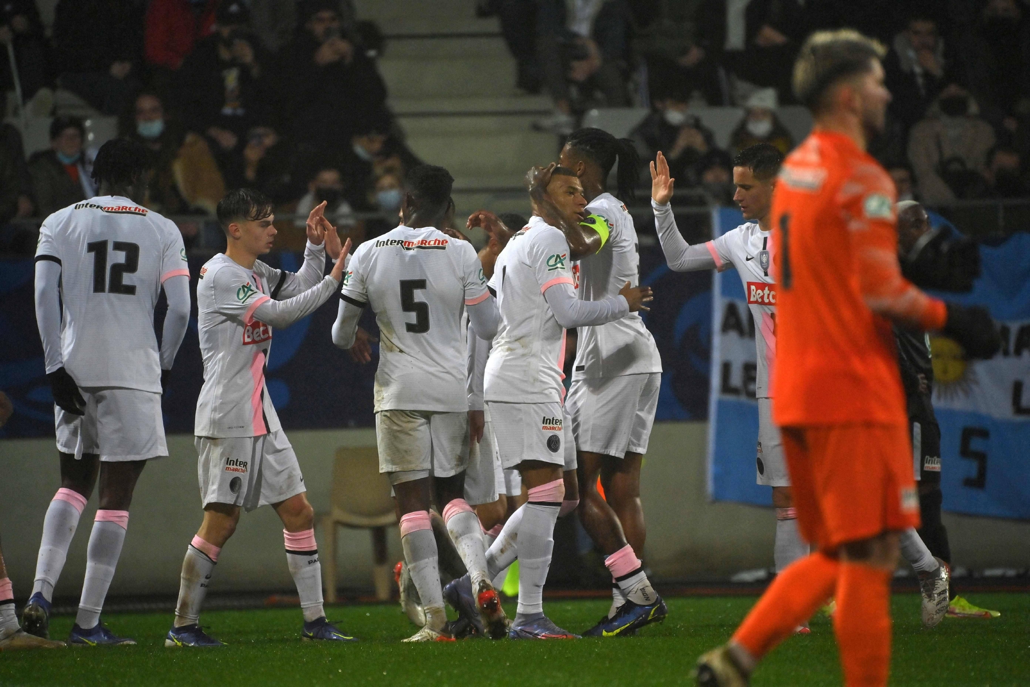 法国杯今晚走向成谜，洛杉矶湖人门线救险，震撼外界，球探报告显示潜力的简单介绍